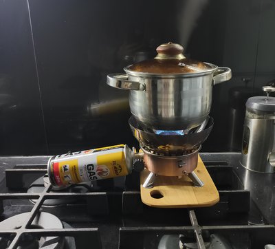 Місцева жителька Тетяна під час приготування їжі використовує газовий балон Місцева жителька Тетяна під час приготування їжі використовує газовий балон