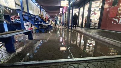 Підтоплені вулиці та вода у будинку: які наслідки негоди у Чернівцях Підтоплені вулиці та вода у будинку: які наслідки негоди у Чернівцях