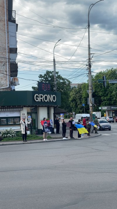 "Стою за...": у Вінниці відбулась акція пам’яті приурочена до Дня Героїв "Стою за...": у Вінниці відбулась акція пам’яті приурочена до Дня Героїв