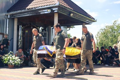 У Мукачеві попрощалися з полеглим захисником 37-річним Іваном Голубом У Мукачеві попрощалися з полеглим захисником 37-річним Іваном Голубом