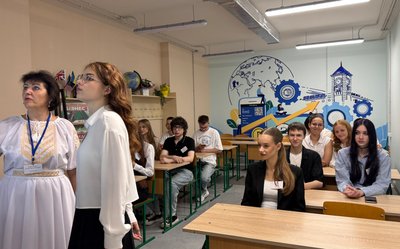 Діти на уроці в підземній школі в Харкові Діти на уроці в підземній школі в Харкові