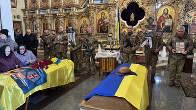 У Полтаві попрощаються із двома військовими, які загинули, обороняючи Україну У Полтаві попрощаються із двома військовими, які загинули, обороняючи Україну