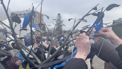 На "Дерево життя" у Теофіполі люди вішали стрічки На "Дерево життя" у Теофіполі люди вішали стрічки