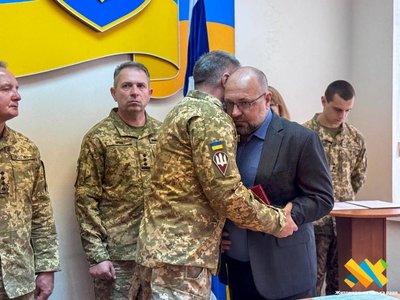 У Житомирі родинам загиблих військових передали державні нагороди У Житомирі родинам загиблих військових передали державні нагороди