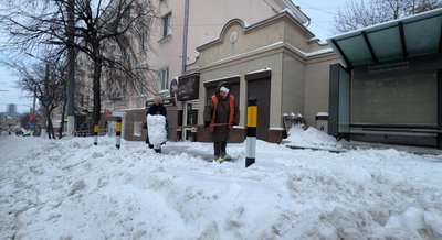 Снігопад у Кропивницькому: майже 300 комунальників вийшли на прибирання вулиць та доріг Снігопад у Кропивницькому: майже 300 комунальників вийшли на прибирання вулиць та доріг