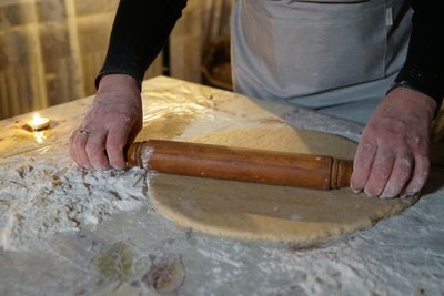 Наталія Кабашна розкатує тісто на "панянки" при свічках Наталія Кабашна розкатує тісто на "панянки" при свічках