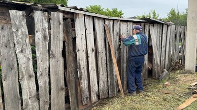 Чоловік лагодить паркан після обстрілу Слов’янськ Донецька область 29 травня 2025 рік Чоловік лагодить паркан після обстрілу Слов’янськ Донецька область 29 травня 2025 рік