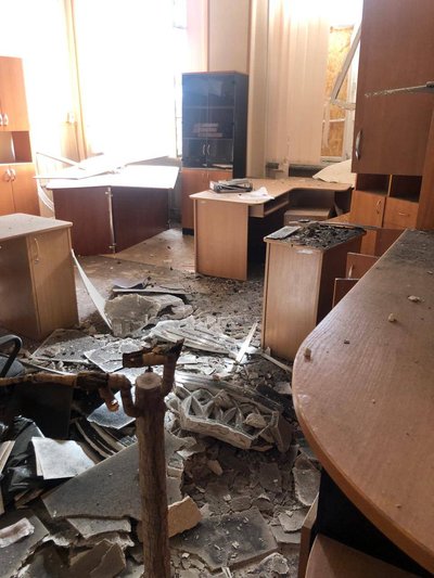Приміщення ХДУ, Держспоживслужби, будинки та авто. Що розповіли херсонці про ранковий обстріл РФ Приміщення ХДУ, Держспоживслужби, будинки та авто. Що розповіли херсонці про ранковий обстріл РФ