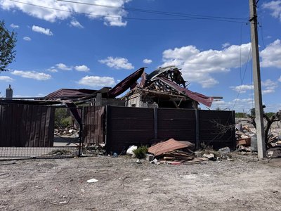 «Я втратив усіх». У Радушному біля атакованого РФ будинку провели хвилину мовчання і вшанували загиблу родину Воронових «Я втратив усіх». У Радушному біля атакованого РФ будинку провели хвилину мовчання і вшанували загиблу родину Воронових