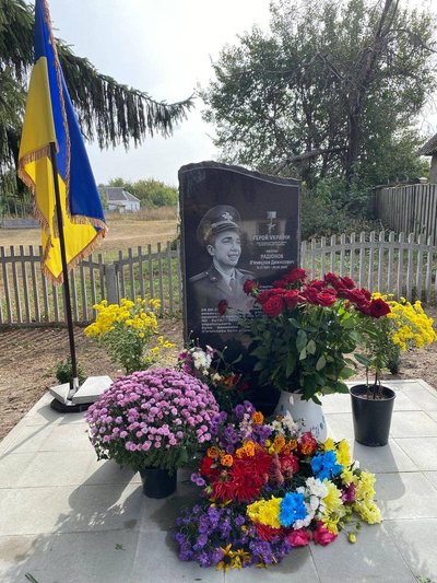 На Київщині встановили меморіали льотчикам із бригади "Привид Києва" На Київщині встановили меморіали льотчикам із бригади "Привид Києва"