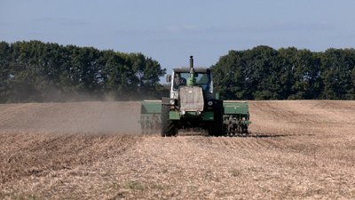 На Вінниччині сіють озиму пшеницю за технологією прямої сівби: як це економить пальне На Вінниччині сіють озиму пшеницю за технологією прямої сівби: як це економить пальне