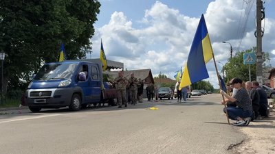 Поховання на Чернігівщині: попрощалися із військовослужбовцем Олексієм Швецем