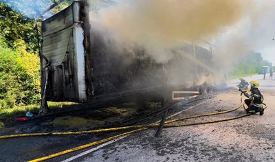 Рятувальники ліквідували займання вантажівки, яка спалахнула поза межами села Зарічанка Хмельницької області Рятувальники ліквідували займання вантажівки, яка спалахнула поза межами села Зарічанка Хмельницької області