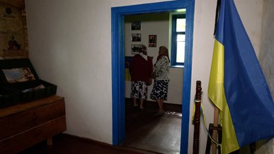 На Чернігівщині працює аматорський музей в хаті та без електрики, присвячений захисникам України На Чернігівщині працює аматорський музей в хаті та без електрики, присвячений захисникам України
