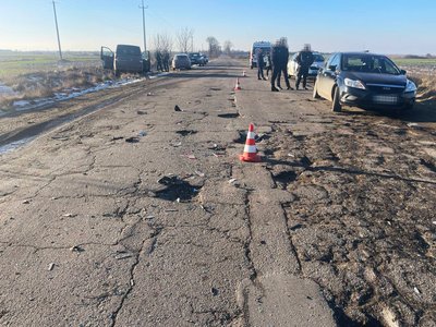 На Рівненщині поліцейські з'ясовують особу водія, який спричинив ДТП з двома по На Рівненщині поліцейські з'ясовують особу водія, який спричинив ДТП з двома по
