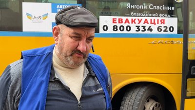 "Терпіти немає сил". "Янголи спасіння" евакуюють людей з Костянтинівки "Терпіти немає сил". "Янголи спасіння" евакуюють людей з Костянтинівки
