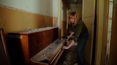 Викладачка школи мистецтв Світлана біля пошкодженого фортепіано Краматорськ Донецька область 2 липня 2025 рік Викладачка школи мистецтв Світлана біля пошкодженого фортепіано Краматорськ Донецька область 2 липня 2025 рік