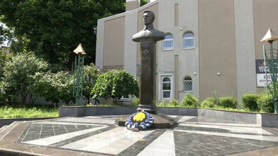 "Наче руків’я меча, тому що він — воїн": як у Рівному з'явився перший в Україні пам'ятник Симону Петлюрі "Наче руків’я меча, тому що він — воїн": як у Рівному з'явився перший в Україні пам'ятник Симону Петлюрі