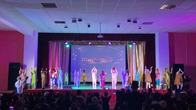 Прем'єра вистави "Історія іграшок" у Житомирі: діти-актори збирають гроші для ЗСУ Прем'єра вистави "Історія іграшок" у Житомирі: діти-актори збирають гроші для ЗСУ
