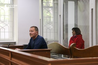 Адвокат підозрюваної в замахі на Стерненка Анатолій Юрченко та його підзахисна під час судового засідання у Києві 2 травня 2025 року Адвокат підозрюваної в замахі на Стерненка Анатолій Юрченко та його підзахисна під час судового засідання у Києві 2 травня 2025 року