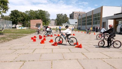 Безпечне водіння для школярів: у Черкасах дітей вчать вправлятися з велосипедом Безпечне водіння для школярів: у Черкасах дітей вчать вправлятися з велосипедом
