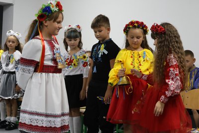 День знань у змішаному форматі: як школярі Херсонщини зустріли 1 вересня День знань у змішаному форматі: як школярі Херсонщини зустріли 1 вересня