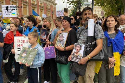 Одесити вкотре вийшли на пікет проти тендерів та закликали віддати гроші на ЗСУ Одесити вкотре вийшли на пікет проти тендерів та закликали віддати гроші на ЗСУ