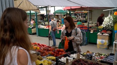 Чернігівка Ольга Рись, яка відмовилась від поліетиленових пакетів, прийшла на закупи на Центральний ринок з екоторбинками Чернігівка Ольга Рись, яка відмовилась від поліетиленових пакетів, прийшла на закупи на Центральний ринок з екоторбинками
