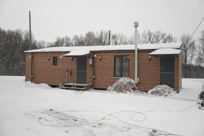 "Все гарно, тільки погреба нема". Як облаштовуються в новому модульному містечку родини переселенців на Сумщині "Все гарно, тільки погреба нема". Як облаштовуються в новому модульному містечку родини переселенців на Сумщині