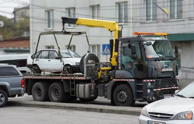У Вінниці три покинуті автомобілі примусово перевезли на спецмайданчик У Вінниці три покинуті автомобілі примусово перевезли на спецмайданчик
