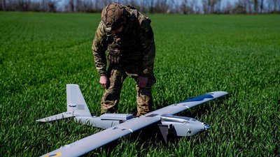 В.о. командира роти ударних літаків 12 бригади "Азов" на позивний "Хаскі" випробовує безпілотний ударний авіаційний комплекс "Сич" Донецька область В.о. командира роти ударних літаків 12 бригади "Азов" на позивний "Хаскі" випробовує безпілотний ударний авіаційний комплекс "Сич" Донецька область
