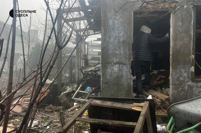 Вибило вікна, згорнулися в гармошку двері: фото наслідків нічної атаки БпЛА на Одесу Вибило вікна, згорнулися в гармошку двері: фото наслідків нічної атаки БпЛА на Одесу