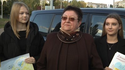 У Житомирі учні ліцею №24 передали автомобіль на фронт своєму вчителю історії У Житомирі учні ліцею №24 передали автомобіль на фронт своєму вчителю історії