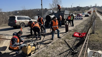 У Лозовій розпочали ремонт доріг У Лозовій розпочали ремонт доріг