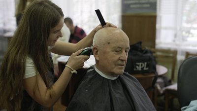 У Вінниці безкоштовно робили стрижки пенсіонерам