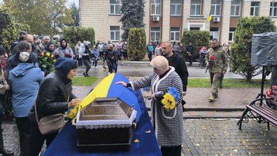 На Чернігівщині попрощалися з п'ятьма захисниками України, які загинули на фронті На Чернігівщині попрощалися з п'ятьма захисниками України, які загинули на фронті
