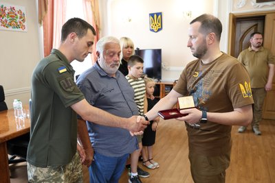 Державну нагороду полковника Володимира Возного вручили його родині Державну нагороду полковника Володимира Возного вручили його родині