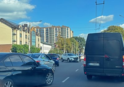 На Рівненській у Луцьку водійка збила мотоцикліста: чоловік у лікарні На Рівненській у Луцьку водійка збила мотоцикліста: чоловік у лікарні