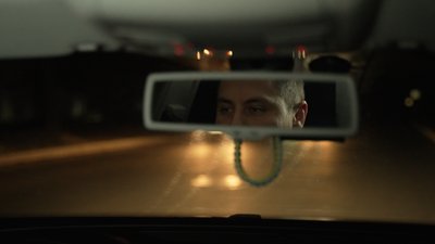 Чернігів без освітлення: знімальна група Суспільного провела експеримент, наскільки помітні люди на дорозі Чернігів без освітлення: знімальна група Суспільного провела експеримент, наскільки помітні люди на дорозі