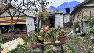 Герані, які вціліли після російської атаки дроном Слов’янськ Донецька область 7 листопада 2025 рік. Герані, які вціліли після російської атаки дроном Слов’янськ Донецька область 7 листопада 2025 рік.