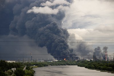 Дим піднімається над Московським нафтопереробним заводом, який горить після атаки українського безпілотника, 18 червня 2026 року Дим піднімається над Московським нафтопереробним заводом, який горить після атаки українського безпілотника, 18 червня 2026 року