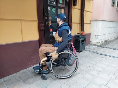 Сергій Калитюк біля входу в паб
