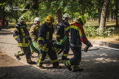 На ХТЗ у Харкові горіло горище у житловій шестиповерхівці: 15 мешканців вивели на свіже повітря, жінку з інвалідністю винесли На ХТЗ у Харкові горіло горище у житловій шестиповерхівці: 15 мешканців вивели на свіже повітря, жінку з інвалідністю винесли