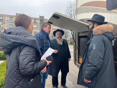 Представники єврейської релігійної громади демонструють Олександру Маркушину автобус, який слугуватиме пунктом обігріву для ірпінців Представники єврейської релігійної громади демонструють Олександру Маркушину автобус, який слугуватиме пунктом обігріву для ірпінців