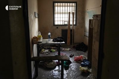 Камера в одній з російських катівень у Херсоні, які виявили після звільнення міста