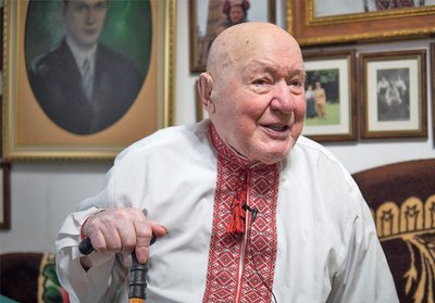 Сотенний УПА "Кривоніс" передав шаблю Володимиру Зеленському