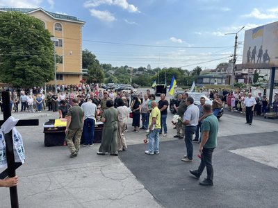 Понад рік вважали зниклим безвісти: на Черкащині попрощались із захисником Понад рік вважали зниклим безвісти: на Черкащині попрощались із захисником