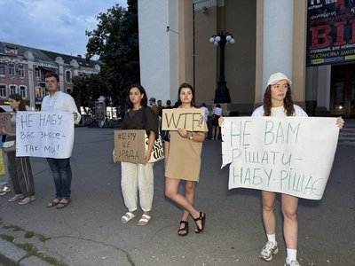Київ, Дніпро, Одеса та інші міста протестували проти ухваленого Радою законопроєкту, що нівелює незалежність НАБУ та САП Київ, Дніпро, Одеса та інші міста протестували проти ухваленого Радою законопроєкту, що нівелює незалежність НАБУ та САП