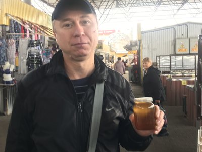 Зростання ціни на мед: на центральному ринку Житомира продавці просять від 150 до 200 гривень за літр Зростання ціни на мед: на центральному ринку Житомира продавці просять від 150 до 200 гривень за літр