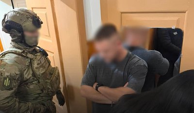 Фото з місця повідомлення про підозру одному з військових ТЦК та правоохоронців Чернівецької області